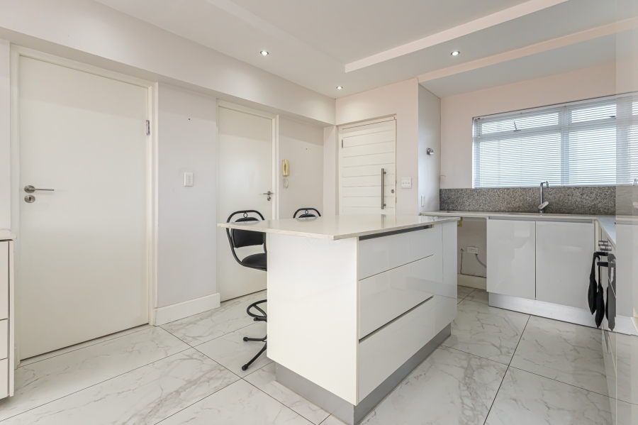 To Let 1 Bedroom Property for Rent in Sea Point Western Cape